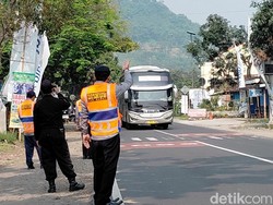 Jalur Mudik Limbangan Padat Pagi Ini, Polisi Berlakukan One Way