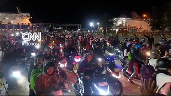 Puncak Arus Mudik, Pemudik Sepeda Motor Padati Pelabuhan Bakauheni
