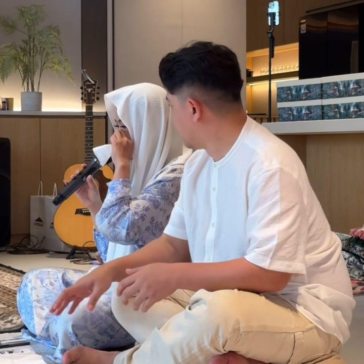 <p>Pada kesempatan itu, Yura juga terlihat tak kuasa menahan tangis saat mengungkapkan rasa syukur secara langsung. Seperti diketahui, renovasi rumah pasangan ini menghabiskan waktu kurang lebih selama dua tahun. Hal ini sempat disampaikan Yura melalui <em>postingan</em> di Instagramnya. &ldquo;2 tahun ngurus renovasi rumah,&rdquo; tulis Yura. &ldquo;Ini tuh harusnya udah selesai dari lama, tapi sampai sekarang belum juga beres karena ada aja hal-hal kecil yang bikin molor,&rdquo; ungkapnya.&nbsp;(Foto: Instagram @donne_maula/@yurayunita)</p>