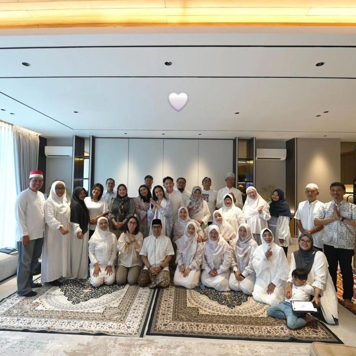 <p><em>Postingan </em>tersebut pun langsung dibanjiri komentar warganet yang mendoakan rumah baru mereka. Bahkan, tak sedikit juga yang memberikan semangat. &ldquo;Barakallah ya Neng buat rumah barunya,&rdquo; tulis akun <em>@densukrense****.</em> &ldquo;Semangat kak yuraaa,&rdquo; tulis akun <em>@ayunirahmaf****.&nbsp;</em>(Foto: Instagram @yurayunita)</p>