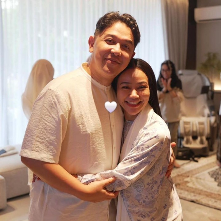 <p>Kebahagiaan tengah menyelimuti pasangan Yura Yunita dan Donne Maula yang telah merampungkan renovasi rumahnya. Keduanya pun baru saja menggelar&nbsp;acara syukuran, Bunda. (Foto: Instagram @yurayunita)</p>