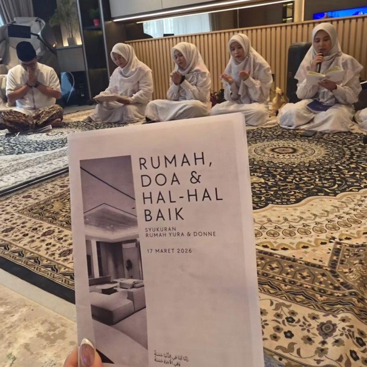 <p>Momen tersebut diketahui langsung melalui beberapa <em>postingan</em> Yura dan Donne di Instagram Stories-nya. Dalam unggahan itu, keduanya memperlihatkan suasana pengajian yang tengah berlangsung.&nbsp;(Foto: Instagram @yurayunita)</p>