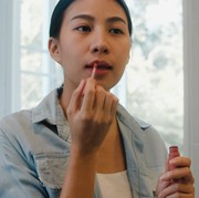 4 Ciri Kepribadian Perempuan yang Selalu Bawa Lip Gloss Saat Bepergian Menurut Studi