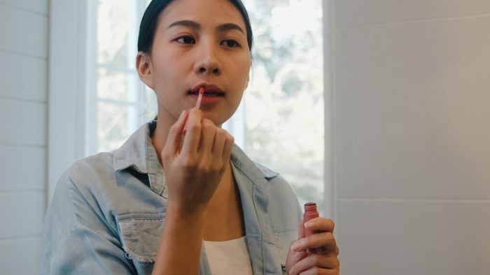 4 Ciri Kepribadian Perempuan yang Selalu Bawa Lip Gloss Saat Bepergian Menurut Studi