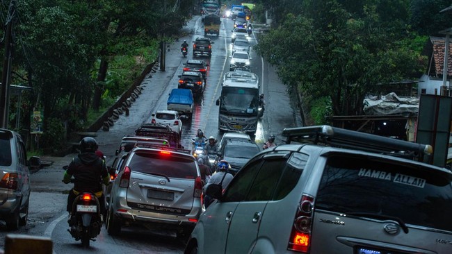 Volume kendaraan yang melintas di jalur lingkar Nagreg, Kabupaten Bandung, masih tinggi hingga sore ini.