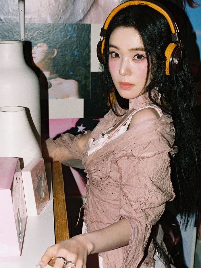 Beauties dapat mendengarkan seluruh karya musik terbaru Irene berupa album 'Biggest Fan' yang mengusung tema kecantikan magis pada hari perilisan resminya tepat sehari setelah ulangtahunnya yakni 30 Maret mendatang./ Foto: instagram.com/smtown