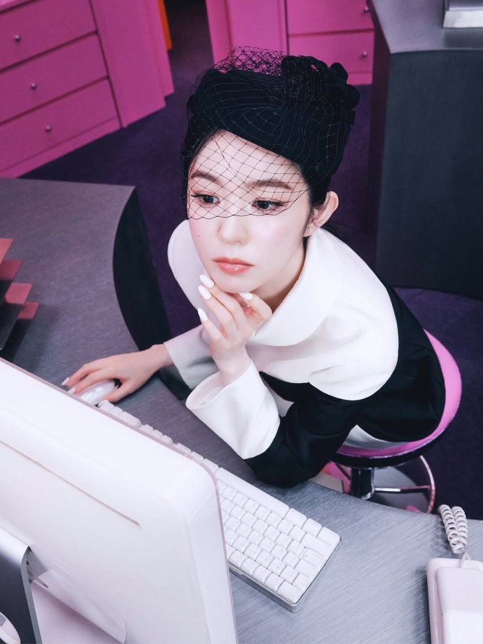 Berpenampilan cantik mengenakan gaun berwarna hitam putih elegan dan fascinator hat, Irene mengelola seorang diri penjualan produk ajaibnya di sebuah toko yang didominasi oleh warna pink./ Foto: instagram.com/smtowm