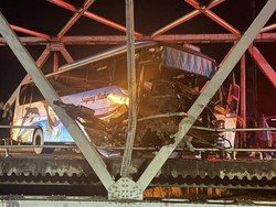 Bus Sugeng Rahayu Ringsek Hajar Besi Jembatan Jurug Solo