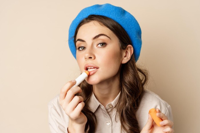 Ciri kepribadian perempuan selalu bawa lip gloss.  Mengutamakan self-care/Foto: freepik.com/benzoix