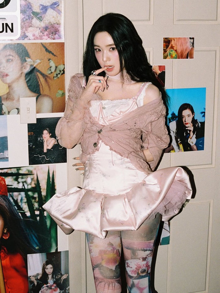 Di dunia fantasinya, Irene menunjukkan jati diri yang sesungguhnya dengan penampilan feminin yang menekankan gaya anggun, estetik, dan lembut sebagaimana potretnya dalam salah satu foto konsep di atas./ Foto: instagram.com/smtown