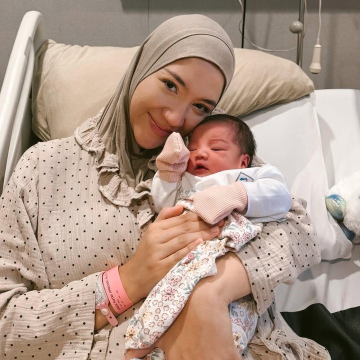 <p>Erica Putri dan sang suami Deryl de Keizer tengah berbahagia menyambut kelahiran anak kedua mereka yang berjenis kelamin perempuan. Ia pun mengunggah momen manis setelah melahirkan Si Kecil di akun Instagram. Foto: Instagram @ericaputrii</p>