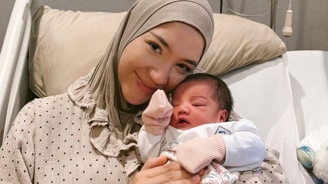 5 Potret Zea Anak Erica Putri Yang Baru Lahir, Namanya Indah Bun