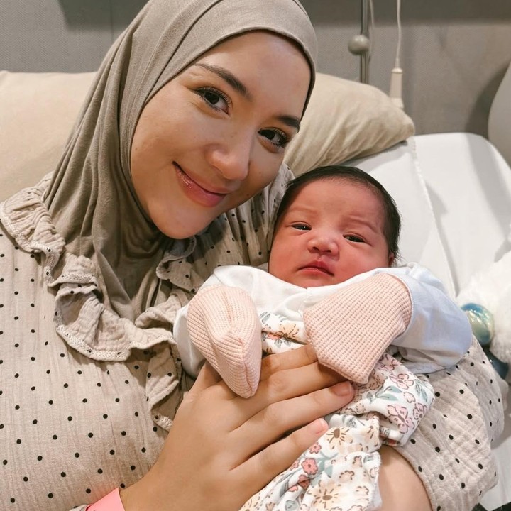 <p>Dalam foto-foto tersebut, terlihat Erica masih berada di rumah sakit, tapi ia tampak begitu bahagia sambil menggendong bayi kecilnya yang menggemaskan. Si Kecil epeprti sudah paham sedang difoto ya Bunda? "Alhamdulillah..Alhamdulillah. Just like our prayers, just like our affirmations, arriving so quickly, unexpectedly, yet so smoothly&nbsp; (lucu banget cerita lahiran inii, next aku ceritain). Foto: Instagram @ericaputrii</p>