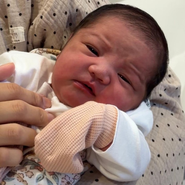 <p>Ia pun menuliskan sebuah nama cantik yang disematkan untuk Si Kecil. "Selamat datang di dunia Zea Andrea Eluna," tulisnya. Namun, ia belum bisa berbagai apa arti nama tersebut, Bunda. Foto: Instagram @ericaputrii</p>