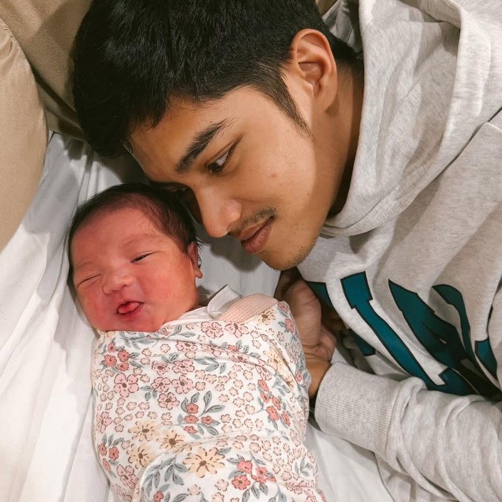 <p>Lahirnya Baby Zea membuat Erica resemi nih jadi Bunda dua anak. Tak hanya Erica, sang suami juga tampak sangat bahagia.Lihat saja bagaimana tatapan hangat Deryl&nbsp;kepada putri kecilnya dalam foto ini. Foto: Instagram @ericaputrii</p>