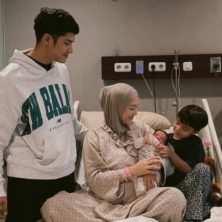 <p>Unggahan Erica pun mendapat banyak ucapan bahagia dari para sahabat dan warganet. "Alhamdulillah welcome baby zeyaa," tulis sang adik ipar Rezky Aditya. "Baby Zea lucu bngtt selamat yaa kakak," ucap Nona Willy. "Utii selamat, sayang sehat2 semuanya yaa," ucap Melody Laksani. "Selamat yaaaaa," tulis Marini Zumarnis. Foto: Instagram @ericaputrii.</p>