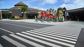 Sebanyak 42 penerbangan di Bandara I Gusti Ngurah Rai Bali dibatalkan akibat erupsi Gunung Anak Krakatau, namun operasional bandara tetap berjalan normal.