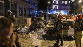 FOTO: Iran Gempur Tel Aviv Israel Balas Kematian Ali Larijani