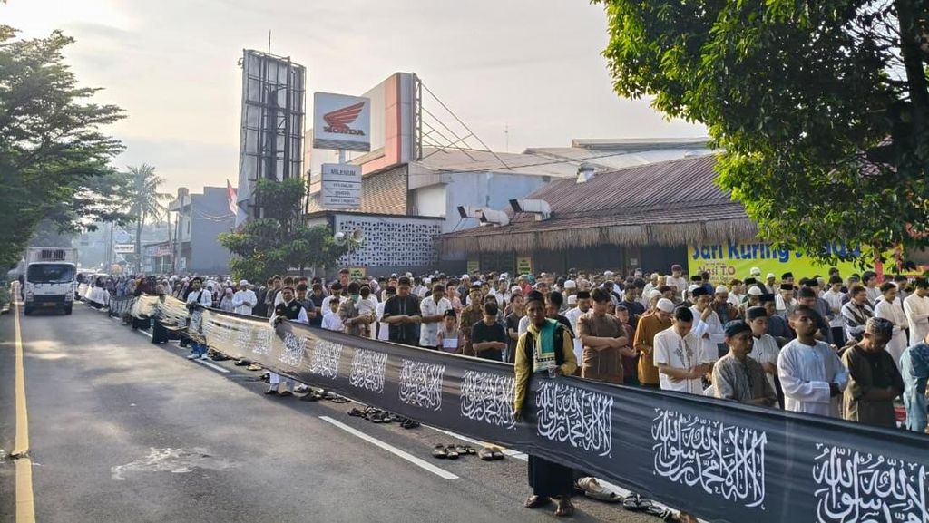 Jemaah Majelis Sabilun Nahdhah Salat Idulfitri di Depok Hari Ini