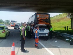 Xpander Tabrak Bus di Tol Batang, 2 Pemudik Tewas