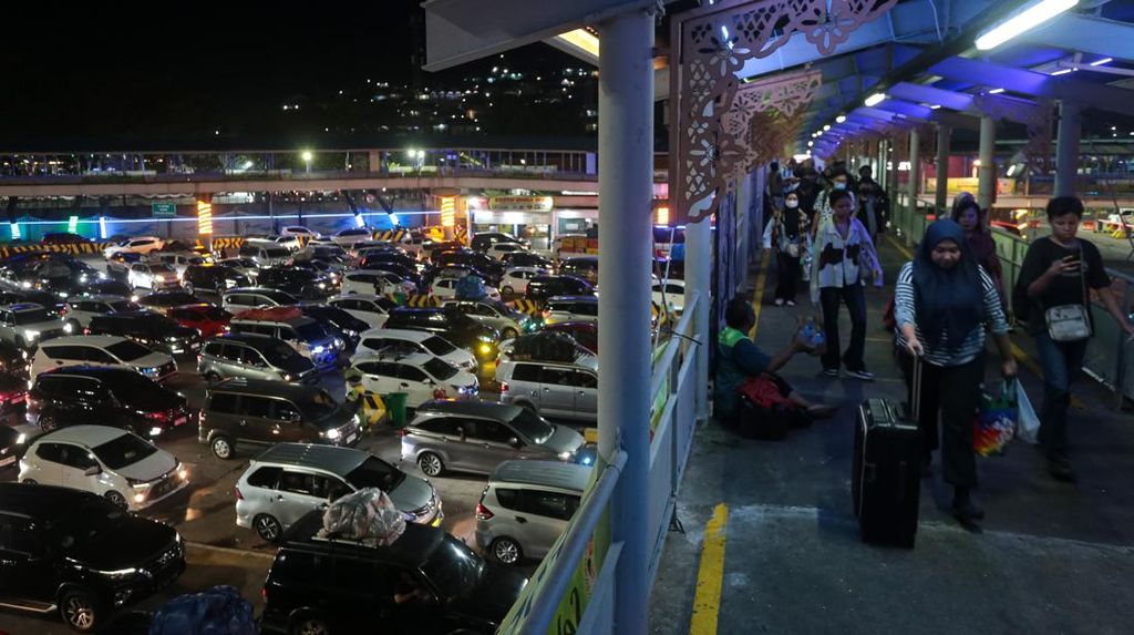 FOTO: Gelombang Pemudik di Pelabuhan Merak Jelang Lebaran