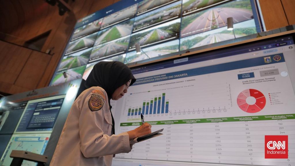 FOTO: Memantau Pemudik di Posko Pusat Angkutan Lebaran 2026