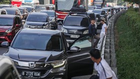 FOTO: Kemacetan Mengular di Tol Jakarta-Cikampek
