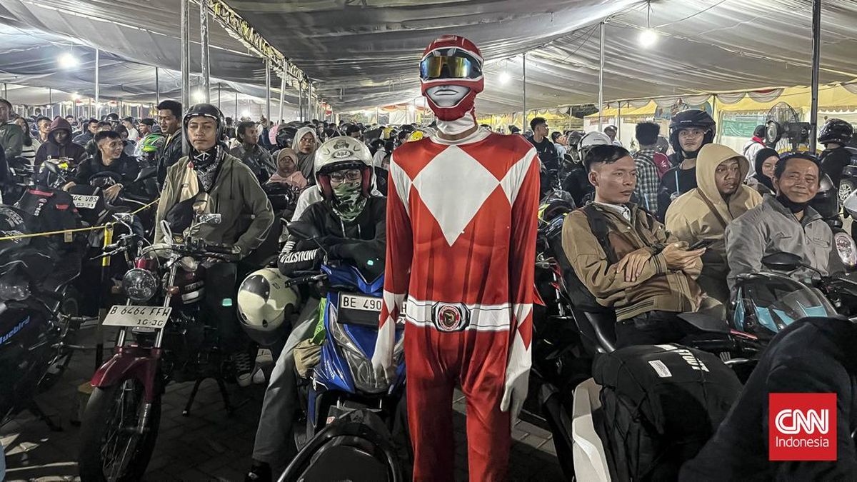 Nyentrik, Pemudik Pulang Lampung Pakai Kostum Power Ranger