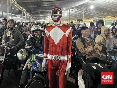Nyentrik, Pemudik Pulang Lampung Pakai Kostum Power Ranger