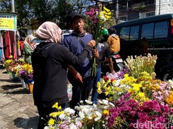 Cerita Aceng, Kuli Proyek Nyambi Jualan Bunga Demi Cuan Lebaran