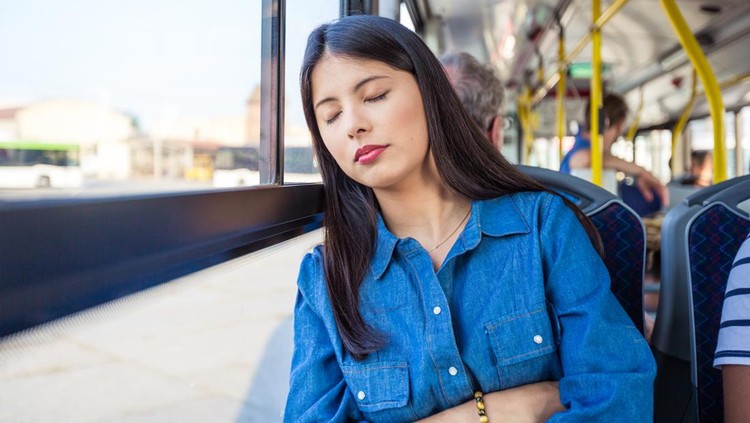 Penyebab Ada Orang Mudah Sekali Tidur saat Naik Kendaraan Umum