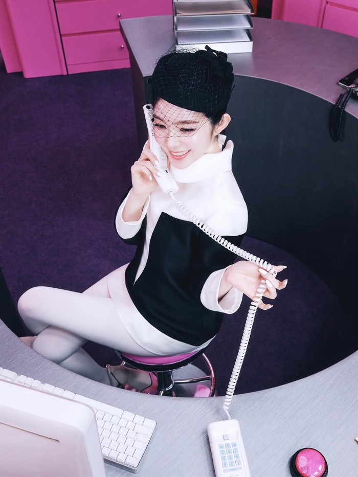 Portal masuk ke dunia fantasi milik Irene bisa dilakukan dengan melakukan pemesanan produk 'Biggest Fan-tasy Switch' melalui telepon yang akan tersambung langsung ke idol yang dijuluki original visual K-Pop tersebut, Beauties./ Foto: instagram.com/smtown