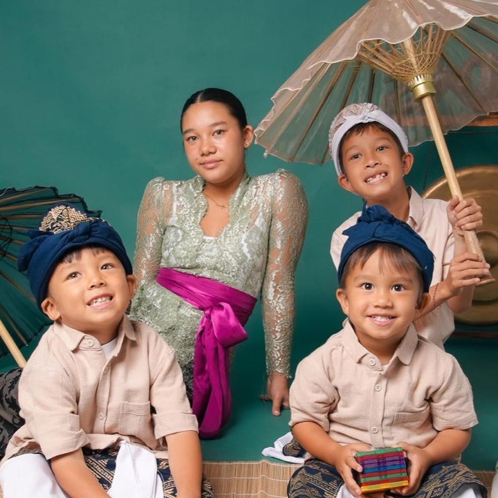 <p>Tak hanya Jennifer dan sang suami, ia juga mengajak keempat anaknya, Kiyomi, Kenji, Kiyoji, dan Kiro, untuk berpose dalam balutan busana khas Bali. Terlihat ketiga putranya mengenakan pakaian bernuansa <em>cream</em>, sementara putrinya tampil cantik dengan kebaya hijau. Gemas banget, ya! (Foto: Instagram @jenniferbachdim / @ibachdim)</p>