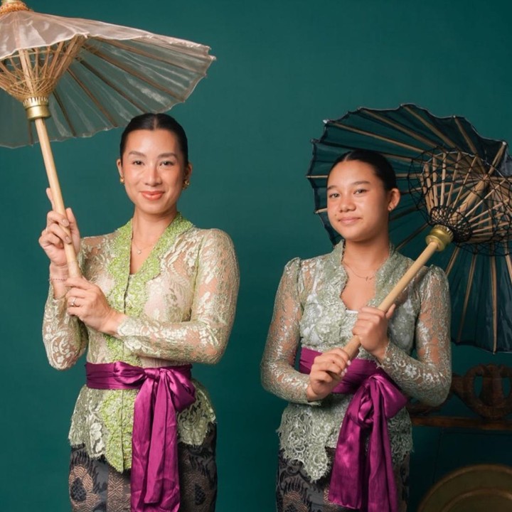 <p>Selain itu, Bunda empat anak ini juga sempat berpose manis bersama putri sulungnya, Kiyomi. Dalam foto yang dibagikan, keduanya kompak mengenakan kebaya hijau lengkap dengan selendang yang serasi sambil bergaya memegang payung khas Bali. (Foto: Instagram @jenniferbachdim / @ibachdim)</p>