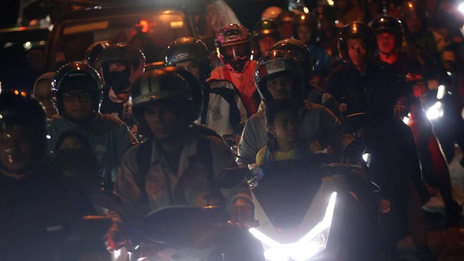 Polres Cianjur menutup jalur menuju Puncak dari Tugu Lampu Gentur-Cianjur karena tingginya volume kendaraan pada Senin (23/3) malam.