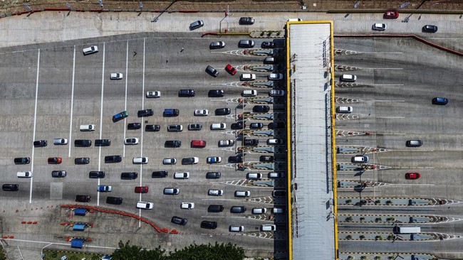 Kepala Korps Lalu Lintas (Kakorlantas) Polri Irjen Agus Suryonugroho memprediksi arus balik Lebaran 2026 terjadi pada Selasa (24/3) mendatang.