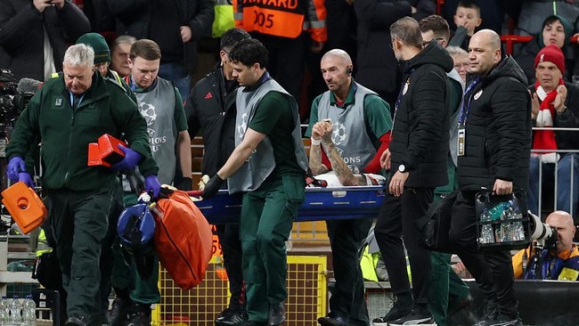 Pemain Galatasaray, Noa Lang, mengalami cedera serius saat melawan Liverpool di Liga Champions, dengan jari putus akibat terjepit papan iklan.