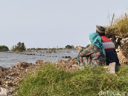 Lantunan Doa untuk Makam yang Tenggelam di Pesisir Tambakrejo Semarang