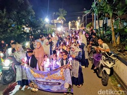 Takbir Keliling di Gontor Ponorogo Diwarnai Pawai Mobil Hias