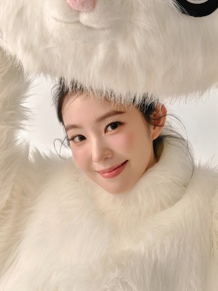 Ternyata sosok dibalik kelinci raksasa tersebut adalah sosok imut Irene, Beauties. Di dunia fantasinya, Irene juga akan banyak menunjukkan sisi barunya kepada penggemar yang belum banyak diketahui, Beauties./ Foto: instagram.com/smtown