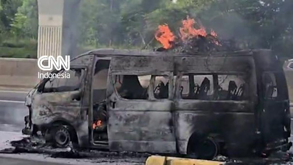 Penampakan Mobil Terbakar di KM 40 Tol Japek