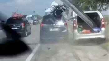 Kecelakaan di Tol Pejagan, Mobil Tabrak dan Tertancap Pembatas Jalan