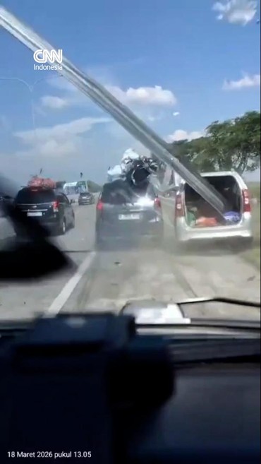 Kecelakaan di Tol Pejagan, Mobil Tabrak dan Tertancap Pembatas Jalan