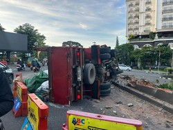 Truk Tabrak Bahu Jalan lalu Terguling di Bogor, Muatan Pakan Ternak Berserakan