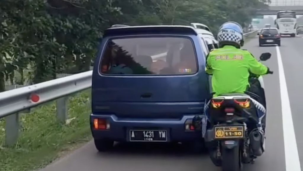 Viral, Polisi 'Nyetut' Mobil Mogok di Tol Cipali