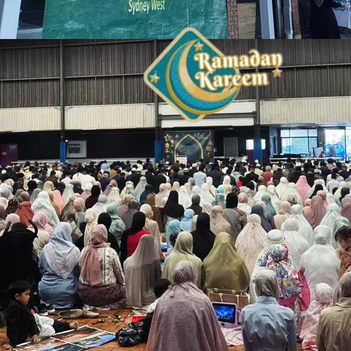 <p>Rini melaksanakan salat Idul Fitri bersama para jamaah asal Indonesia lainnya di Australian Indonesia Muslim Cultural Centre di Sydney West, Australia. Suasana ramai terlihat di tempat Rini menunaikan ibadah, Bunda. Perlu diketahui, Rini Yulianti sudah hampir setahun menetap di Australia bersama suami dan anak semata wayangnya. Lebaran tahun ini menjadi yang pertama bagi Rini dan keluarga merayakannya di Australia. (Foto: Instagram @riniyulianti)</p>