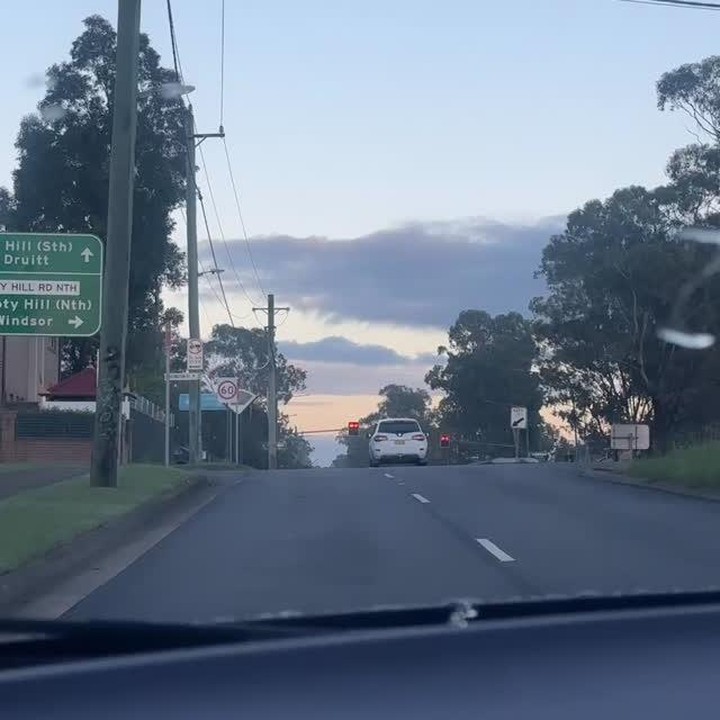 <p>Selain Acha, artis Tanah Air lain yang merayakan Lebaran di Australia adalah Rini Yulianti. Dalam unggahan di Instagram Stories miliknya, Bunda satu anak ini memperlihatkan suasana jalanan Australia yang tampak sepi di pagi hari saat perayaan Idul Fitri. Di video singkat ini, Rini membagikan perjalanannya saat menuju lokasi salat Idul Fitri. (Foto: Instagram @riniyulianti)</p>