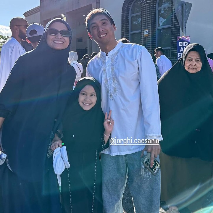 <p>Acha merayakan Lebaran tahun ini di Australia bersama putri semata wayangnya Bridgia Kalina Kharisma dan adik laki-lakinya Jorghi Caesario. Dalam satu potret di Instagram, Acha mengunggah foto kebersamaannya dengan Bridgia dan Jorghi usai menunaikan salat Idul Fitri. Dalam potret ini, Acha dan sang putri kompak mengenakan baju mulim berwarna hitam. (Foto: Instagram @septriasaacha)</p>