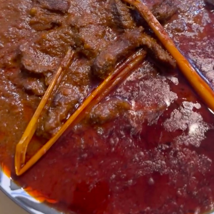 <p>Meski merayakan Lebaran jauh dari rumah, Acha tetap menjalankan tradisi Hari Raya seperti di Tanah Air. Di perayaan Idul Fitri kali ini, Acha tetap menghidangkan sajian khas Lebaran, berupa sayur ketupat dan rendang. (Foto: Instagram @septriasaacha)</p>