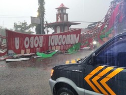 Gapura Selamat Datang Purwodadi Grobogan Roboh Akibat Angin Kencang